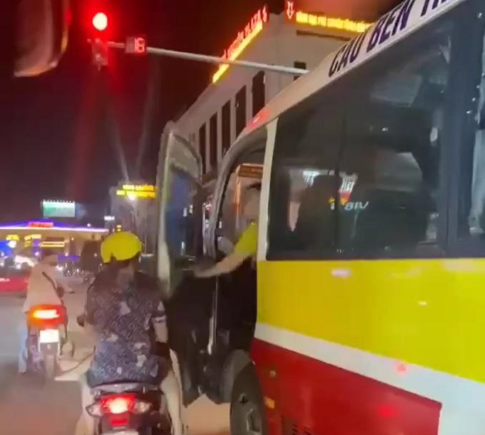 Tài xế cố tình mở cửa xe buýt va vào xe máy chở trẻ nhỏ